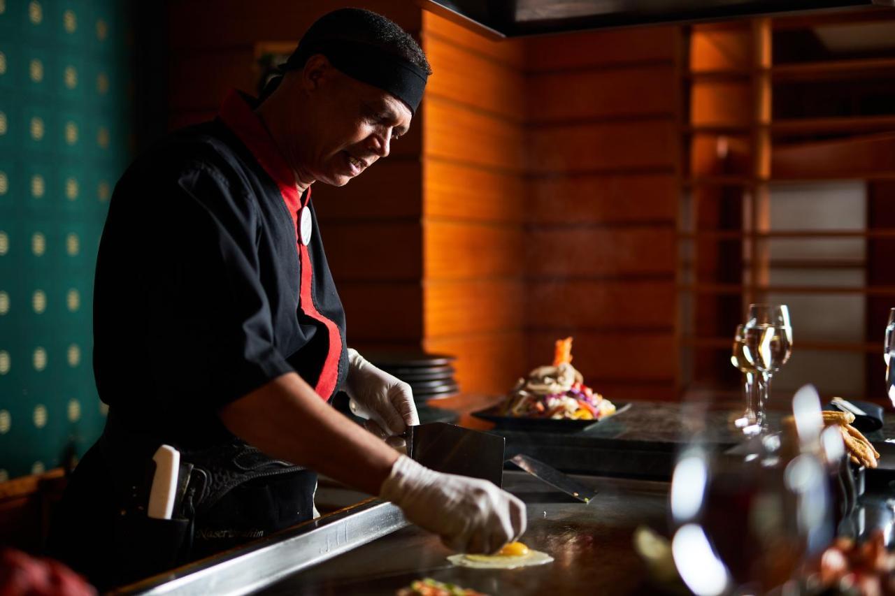 Sonesta St. George Hotel - Convention Center Luxor Esterno foto A sushi chef at work