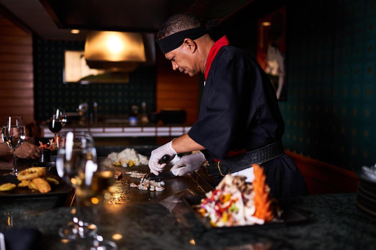 Sonesta St. George Hotel - Convention Center Luxor Esterno foto A chef preparing food
