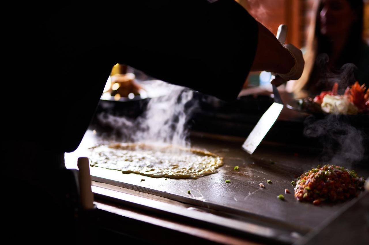Sonesta St. George Hotel - Convention Center Luxor Esterno foto Teppanyaki cooking