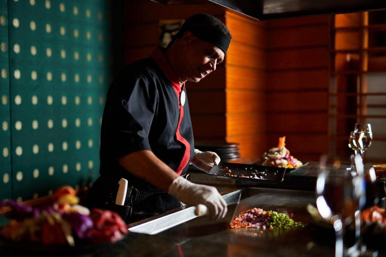 Sonesta St. George Hotel - Convention Center Luxor Esterno foto A Thai chef preparing a meal