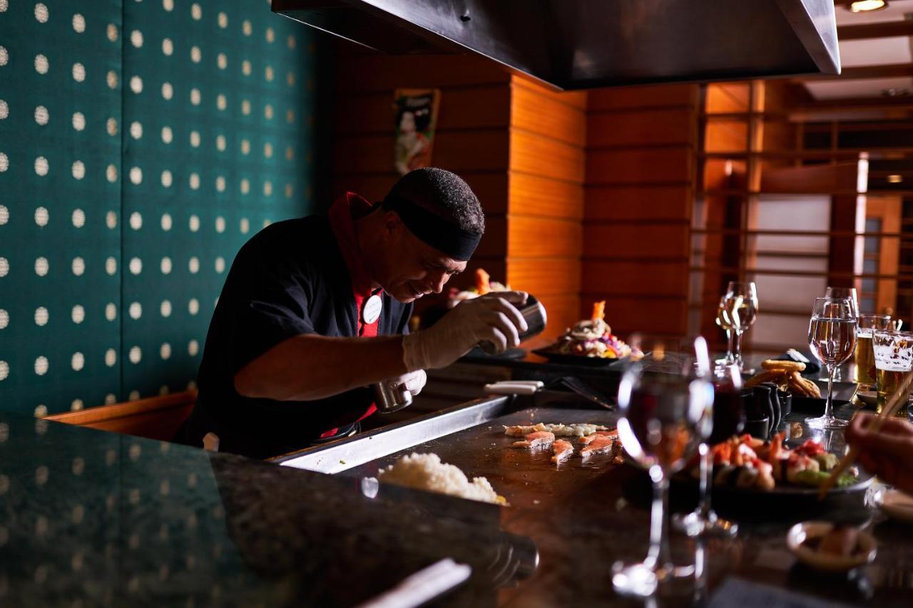 Sonesta St. George Hotel - Convention Center Luxor Esterno foto Chef preparing sushi