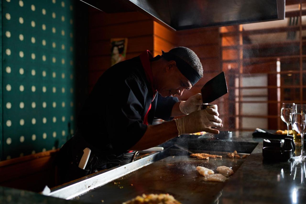 Sonesta St. George Hotel - Convention Center Luxor Esterno foto A teppanyaki chef cooking