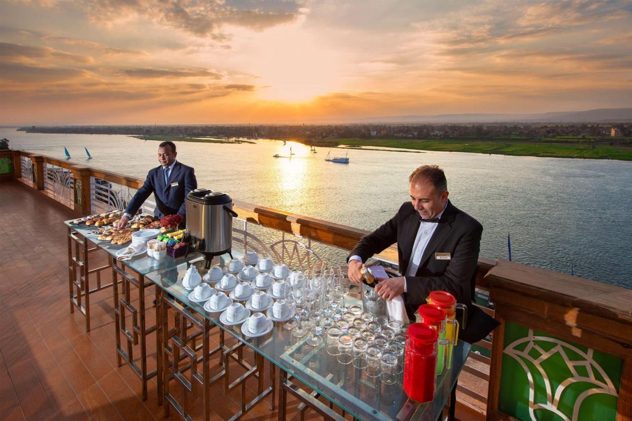 Sonesta St. George Hotel - Convention Center Luxor Esterno foto Sunset at the Nile River