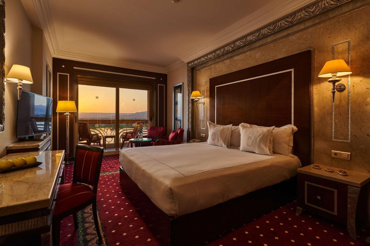 Sonesta St. George Hotel - Convention Center Luxor Esterno foto A room at the hotel