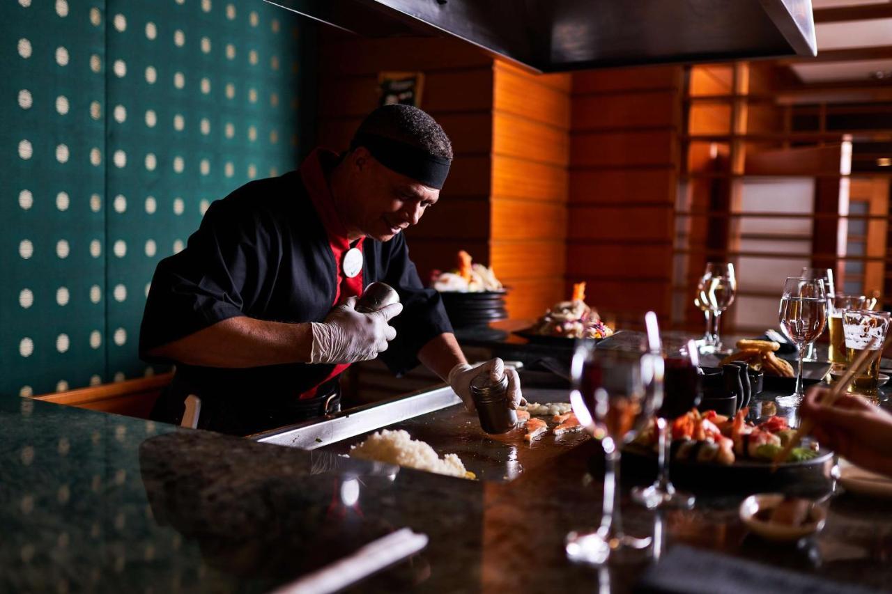 Sonesta St. George Hotel - Convention Center Luxor Esterno foto A sushi chef at work