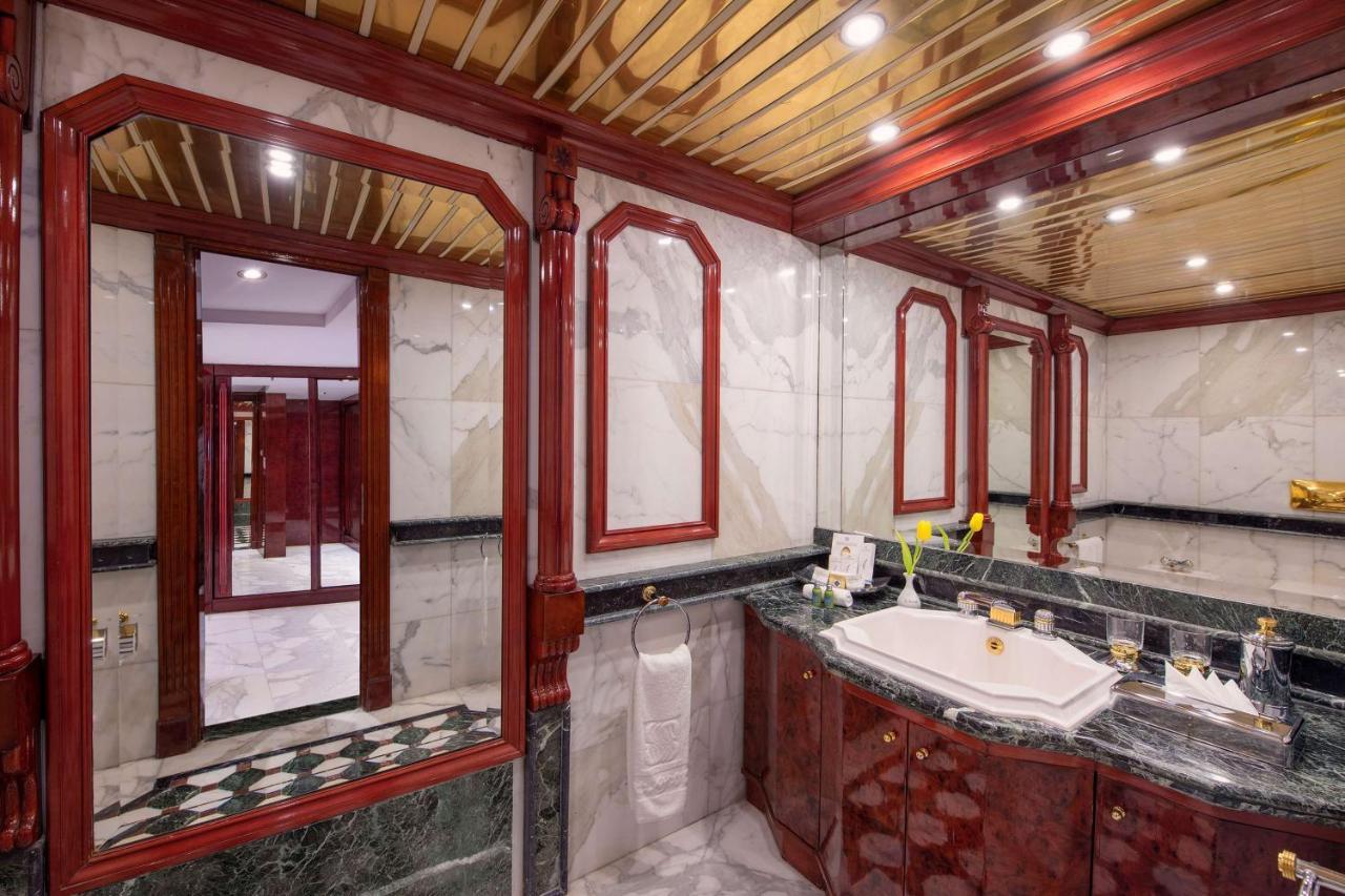 Sonesta St. George Hotel - Convention Center Luxor Esterno foto Bathroom