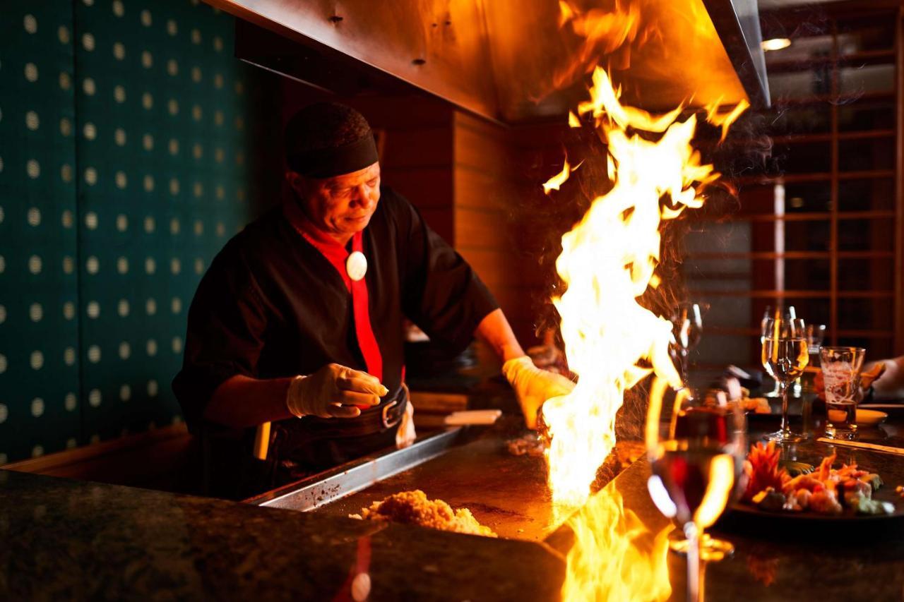 Sonesta St. George Hotel - Convention Center Luxor Esterno foto A chef cooking with a flaming torch