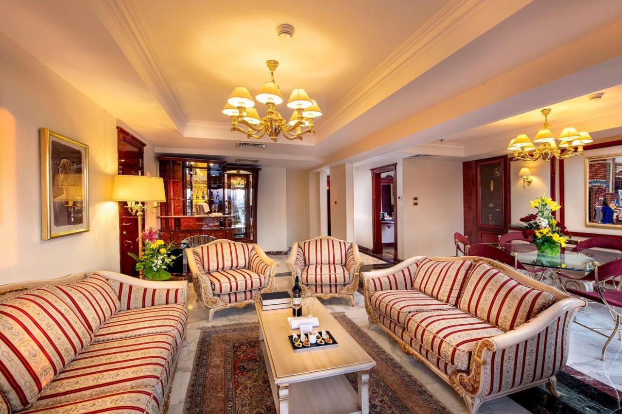 Sonesta St. George Hotel - Convention Center Luxor Esterno foto A living room in a suite at the Grand Hotel