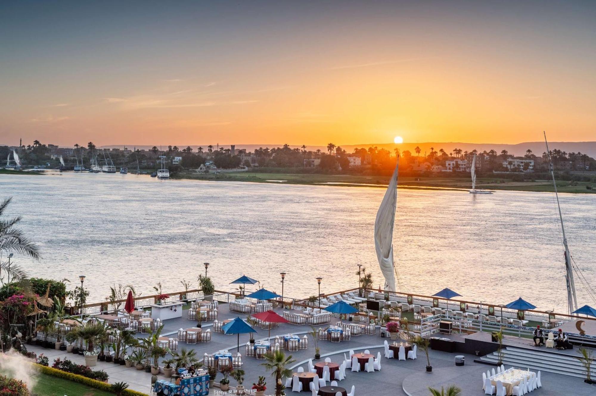 Sonesta St. George Hotel - Convention Center Luxor Esterno foto Sunset at the Port of the Nile
