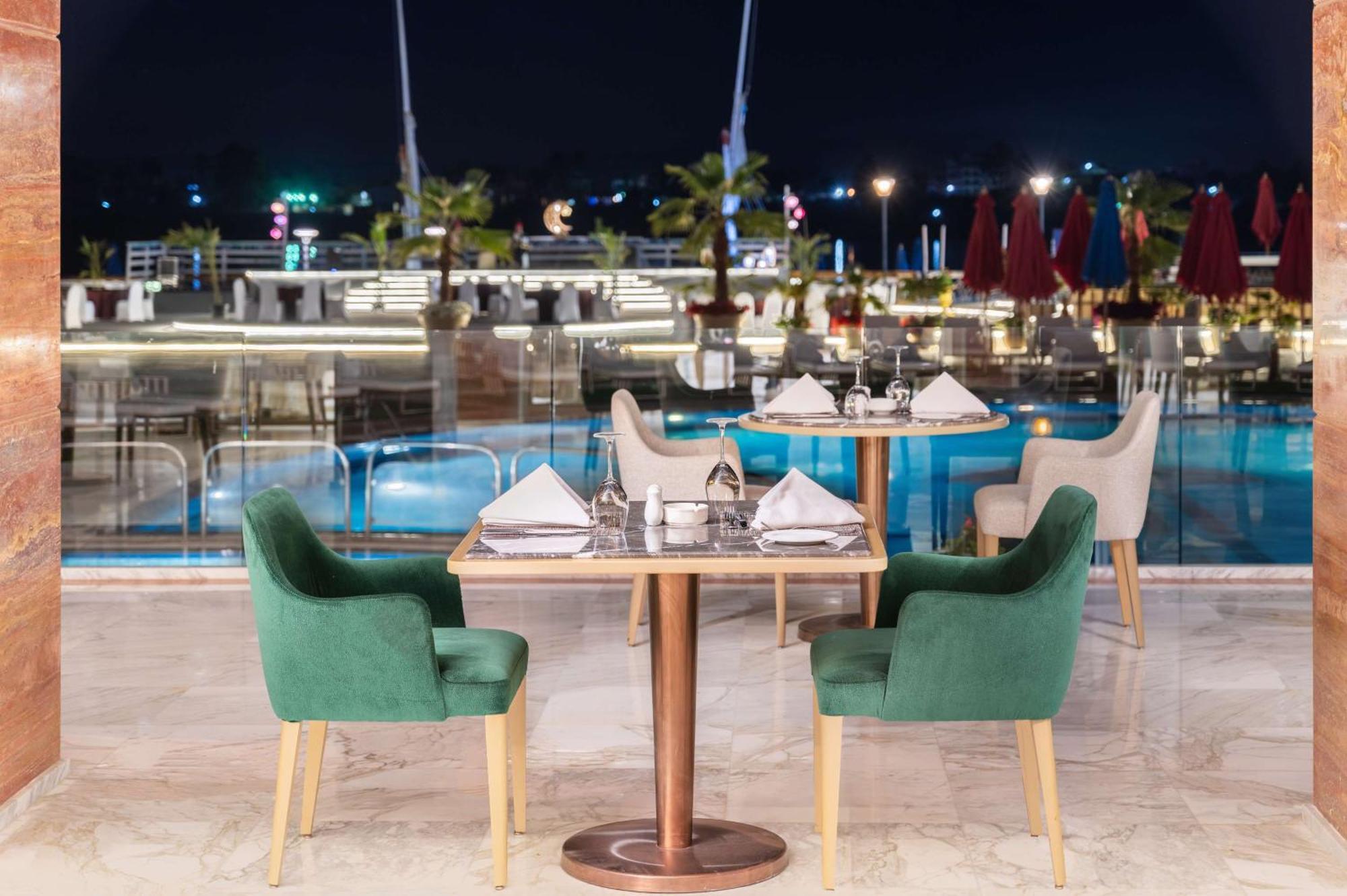 Sonesta St. George Hotel - Convention Center Luxor Esterno foto The Deck