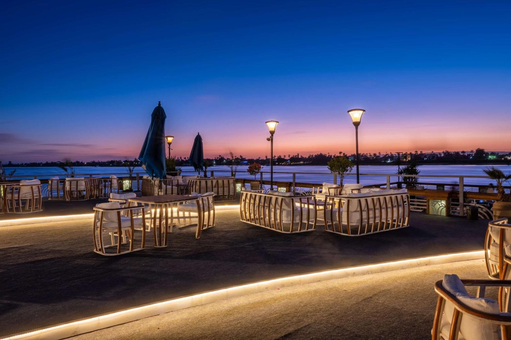 Sonesta St. George Hotel - Convention Center Luxor Esterno foto The Marina at the Westin