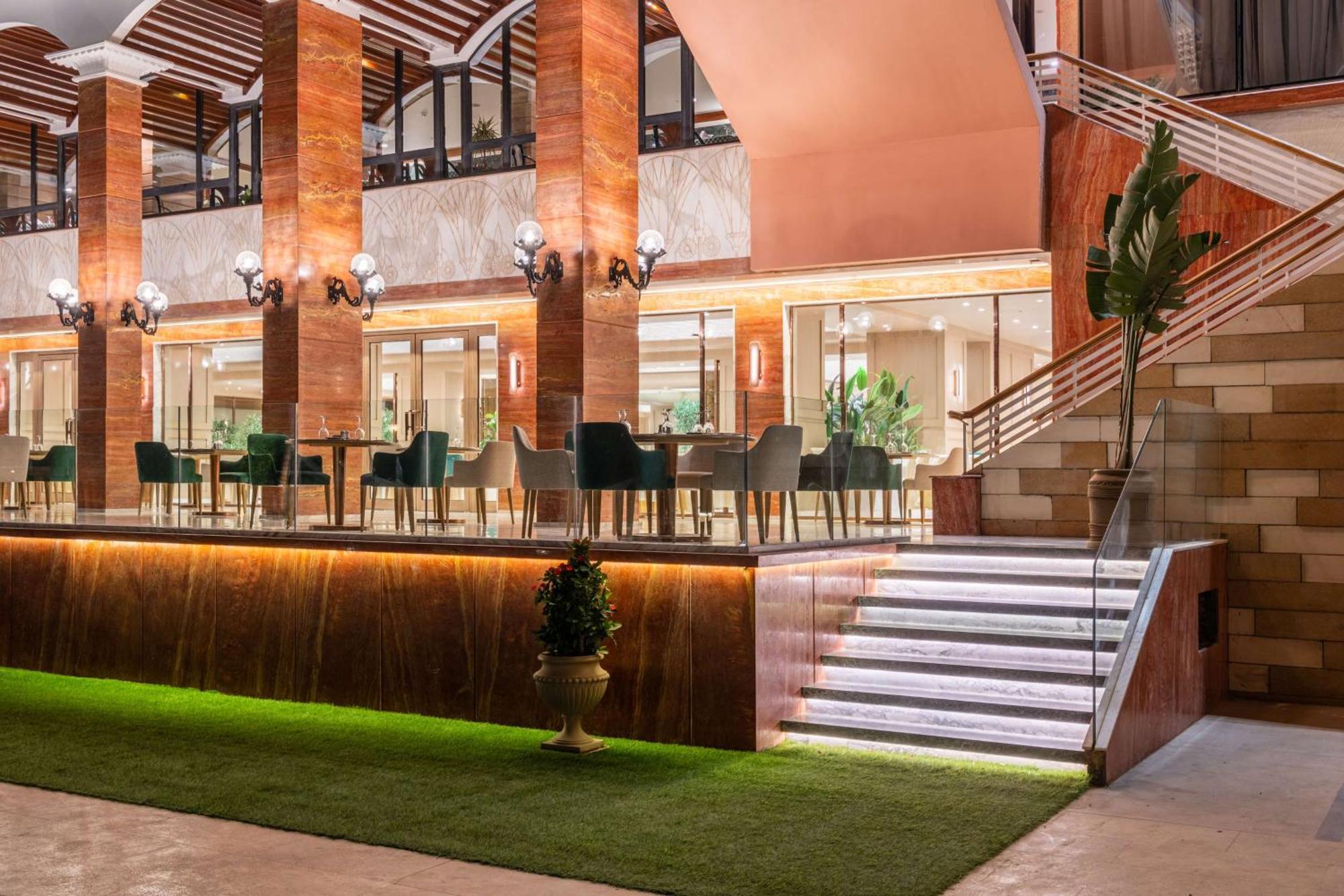 Sonesta St. George Hotel - Convention Center Luxor Esterno foto The interior of the hotel