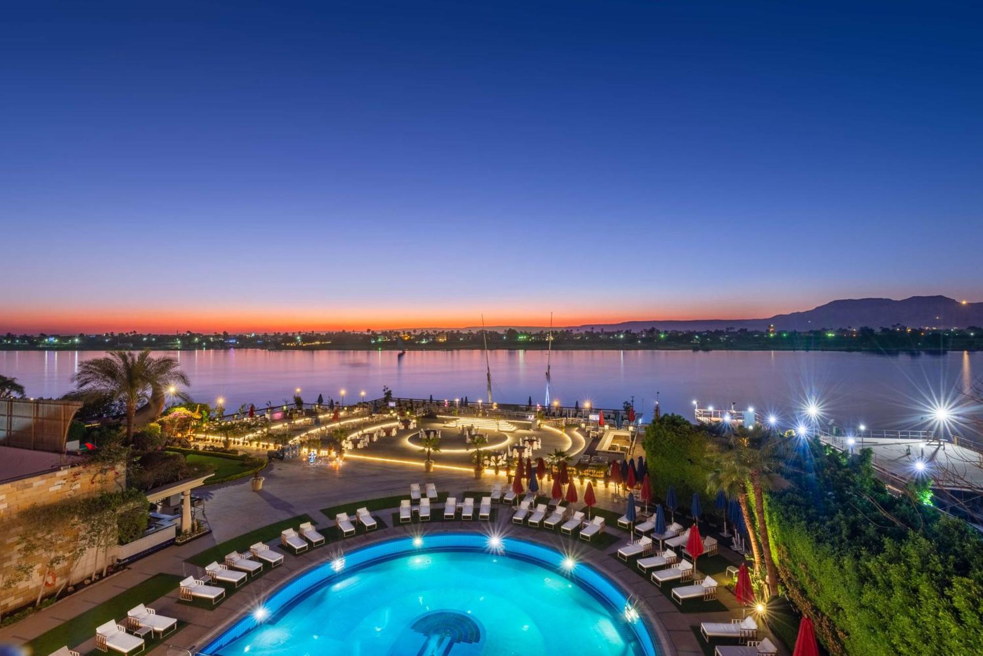 Sonesta St. George Hotel - Convention Center Luxor Esterno foto The Nile at sunset