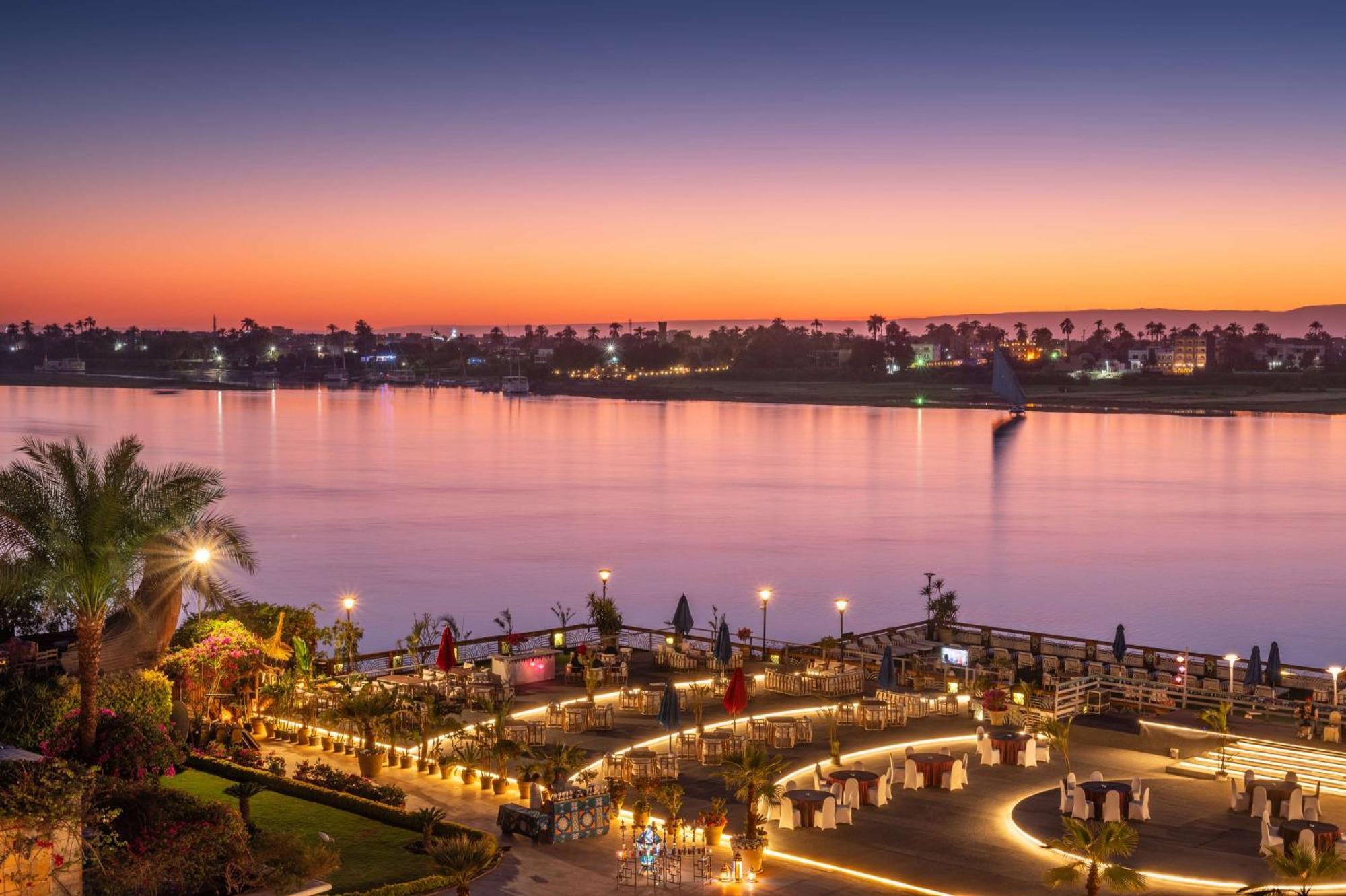 Sonesta St. George Hotel - Convention Center Luxor Esterno foto Sunset at the Corniche