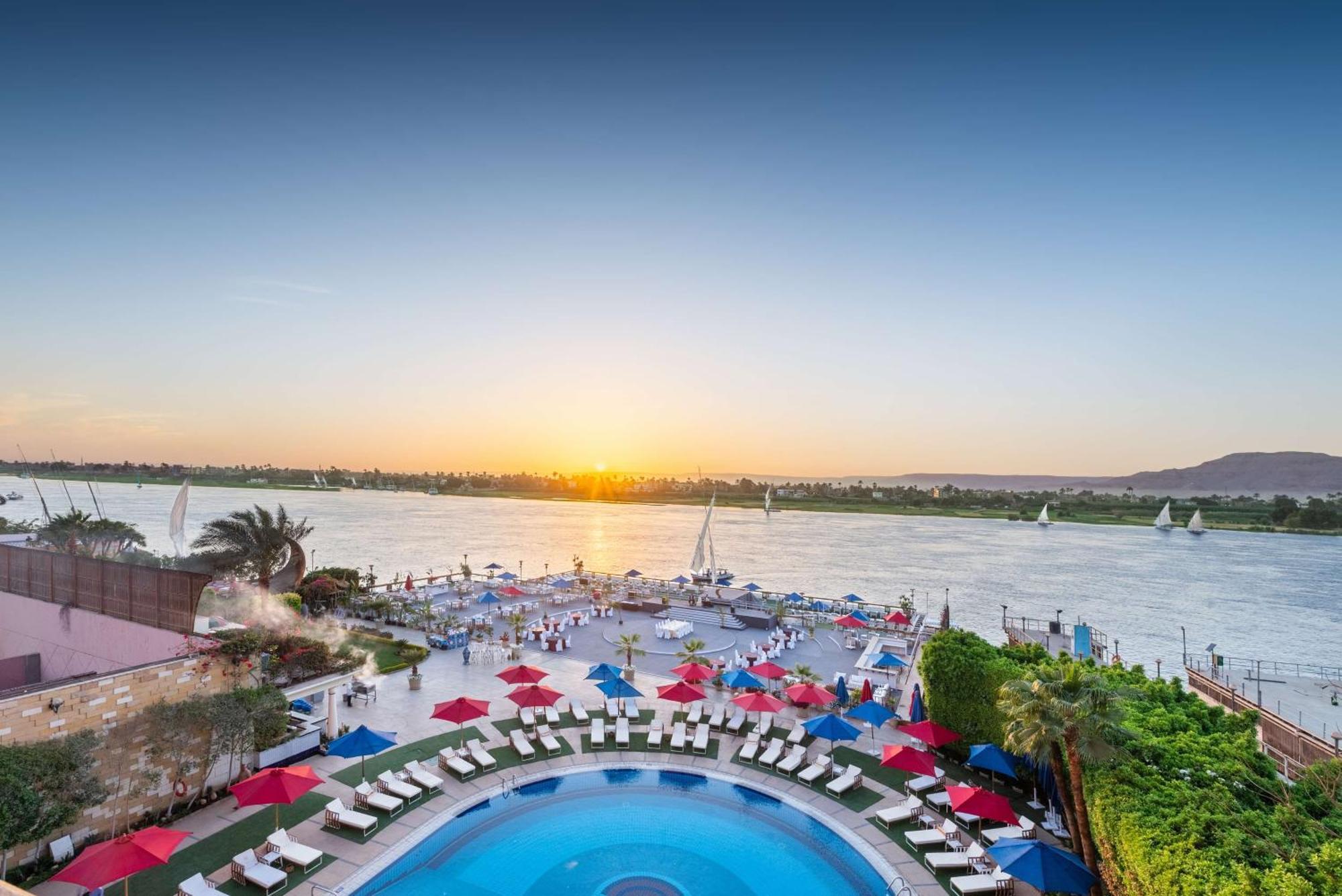 Sonesta St. George Hotel - Convention Center Luxor Esterno foto Sunset at the pool